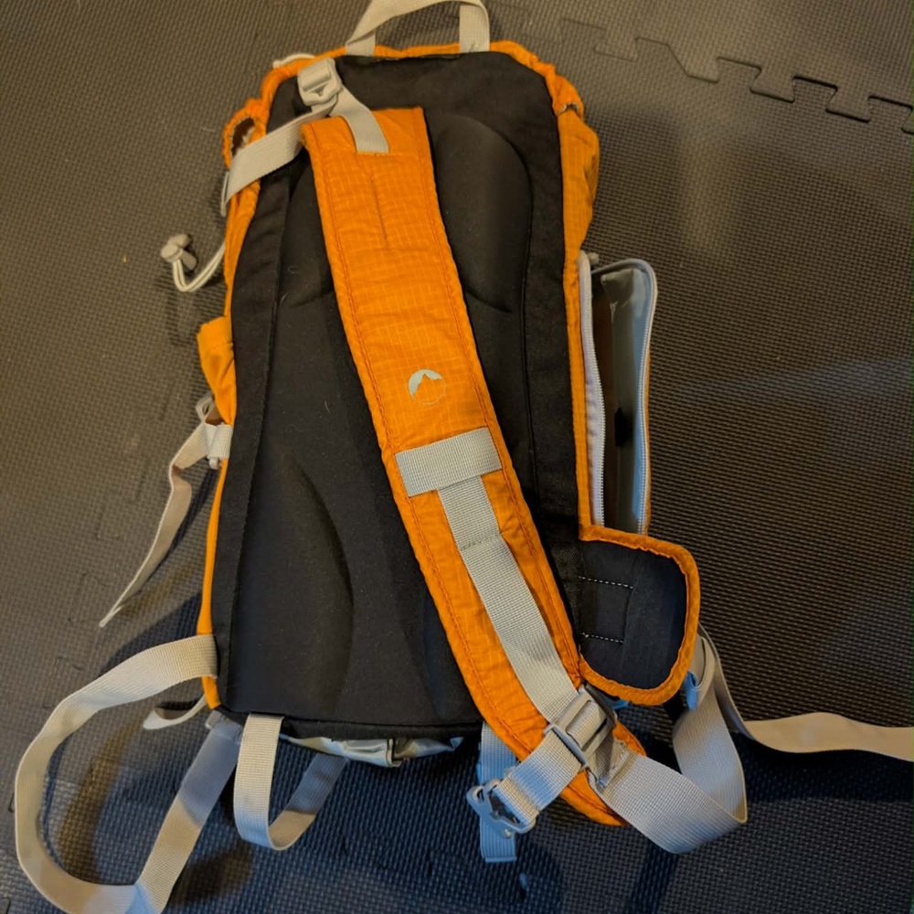 Lowepro hiking camera backpack - image 5